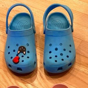 Crocs Light Blue Clogs 2 crock charms (heart + cat) included Kids Child sz J 3
